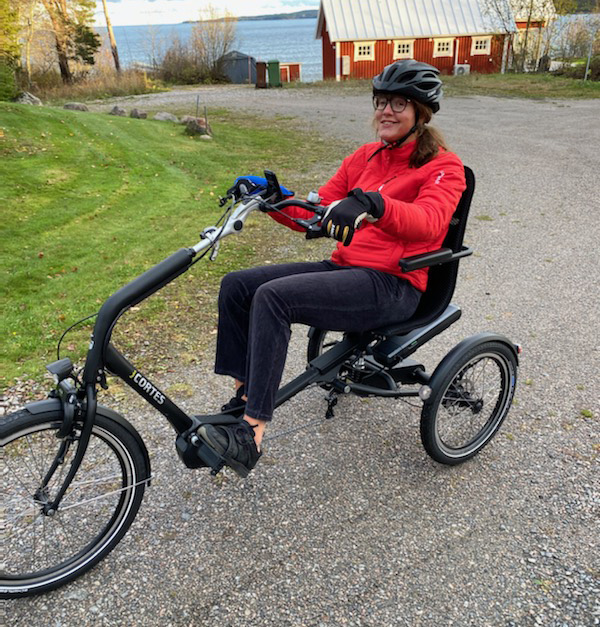 Anna Holmlund på sin cykel Cortes från Trident